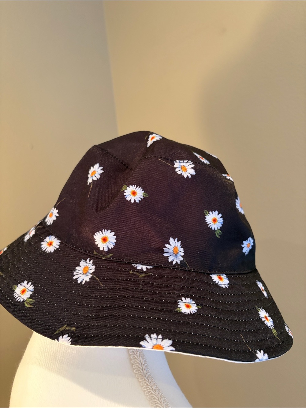 Alice + Olivia Black Daisy Bucket Hat
